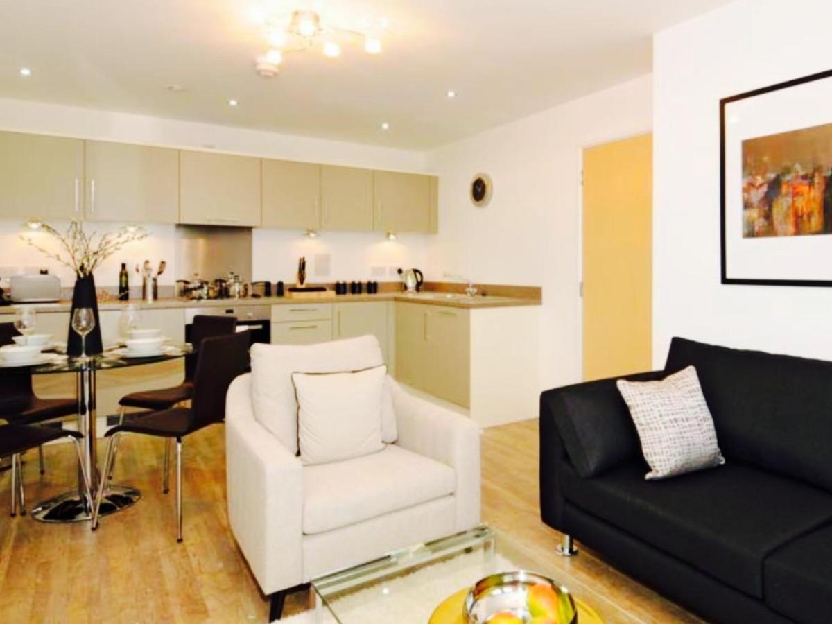New Central Woking 1 And 2 Bedroom Apartments With Free Gym, Close To Train Station Экстерьер фото
