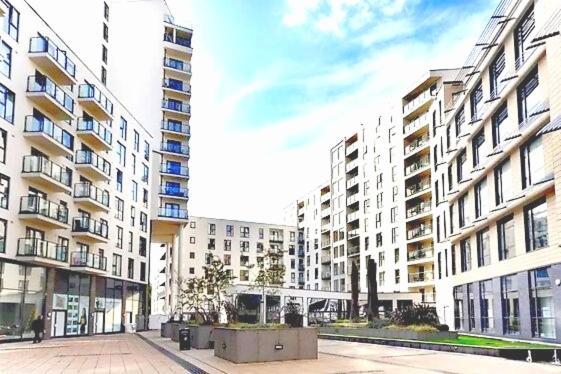 New Central Woking 1 And 2 Bedroom Apartments With Free Gym, Close To Train Station Экстерьер фото